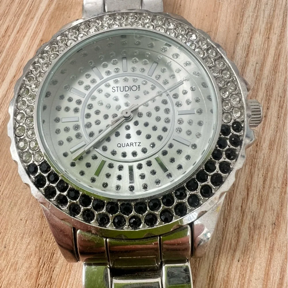 Studio time ladies silver tone crystal accented watch NEW BATTERY